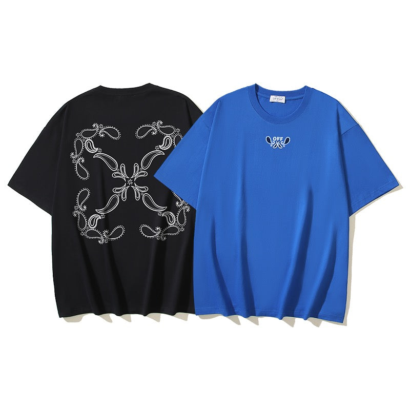 Blaues und schwarzes T-Shirt