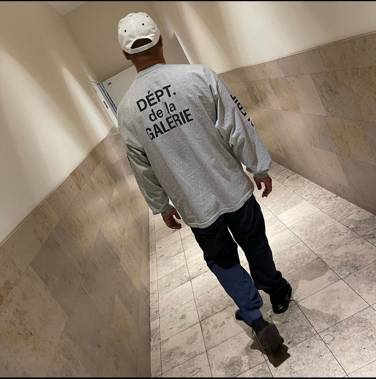 Graues Sweatshirt