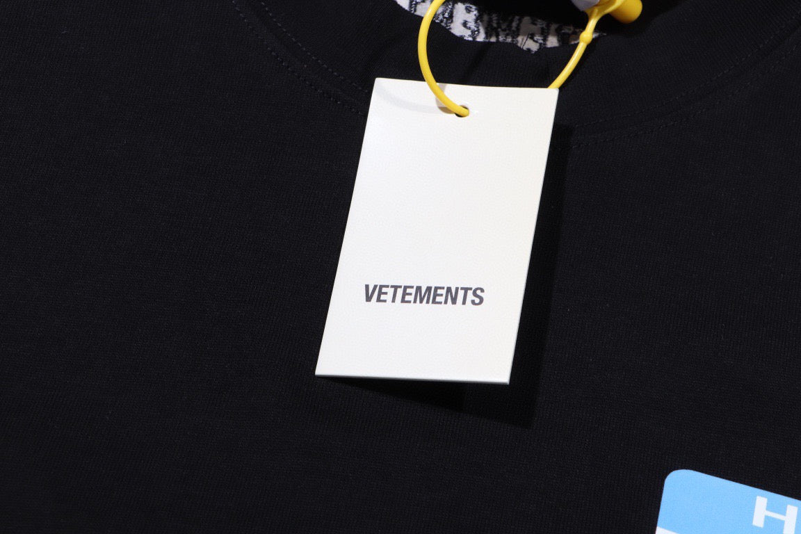 Schwarz-weißes T-Shirt