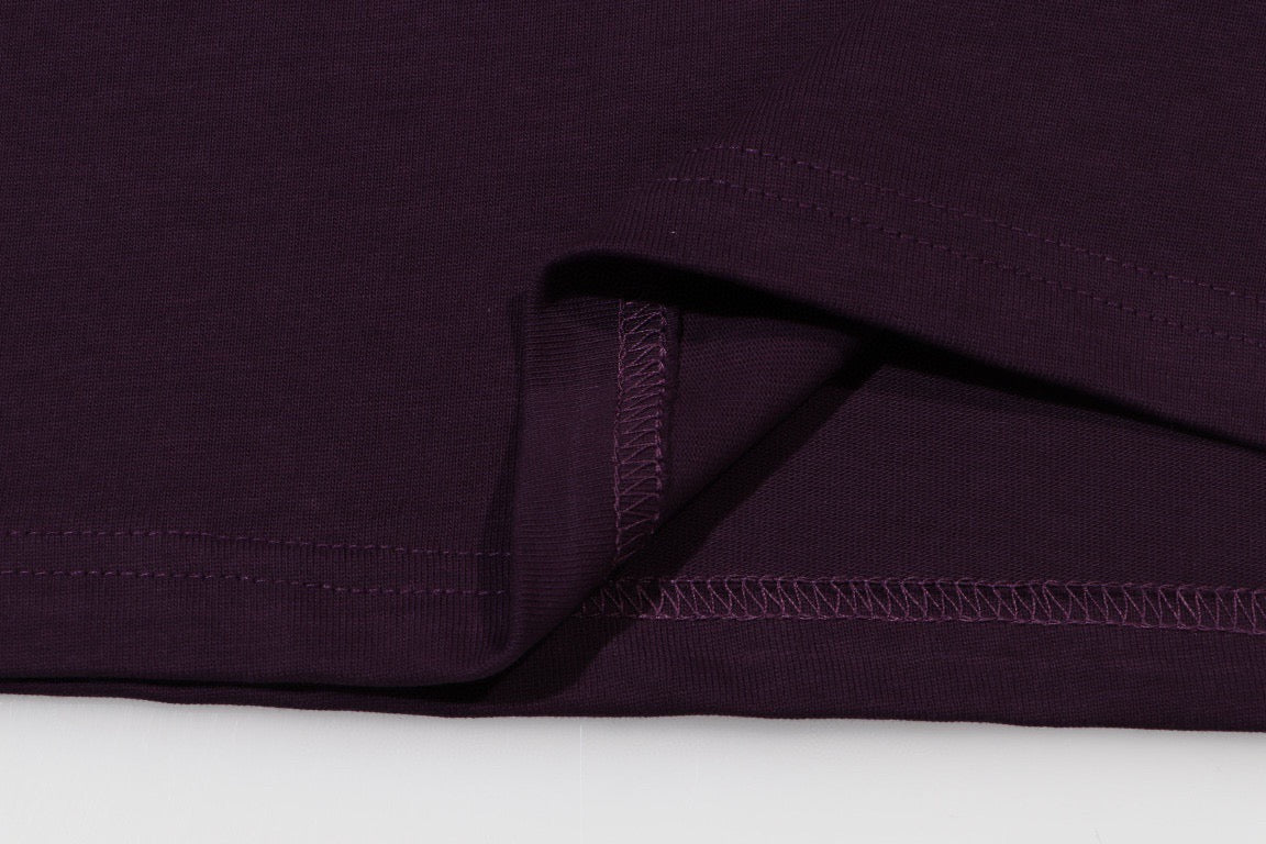 Schwarzes, weißes und lila T-Shirt