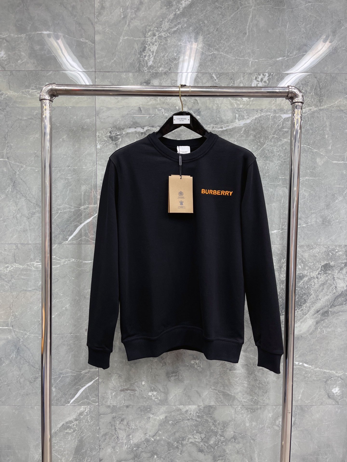 Schwarzes, dunkelblaues und orangefarbenes Trikot