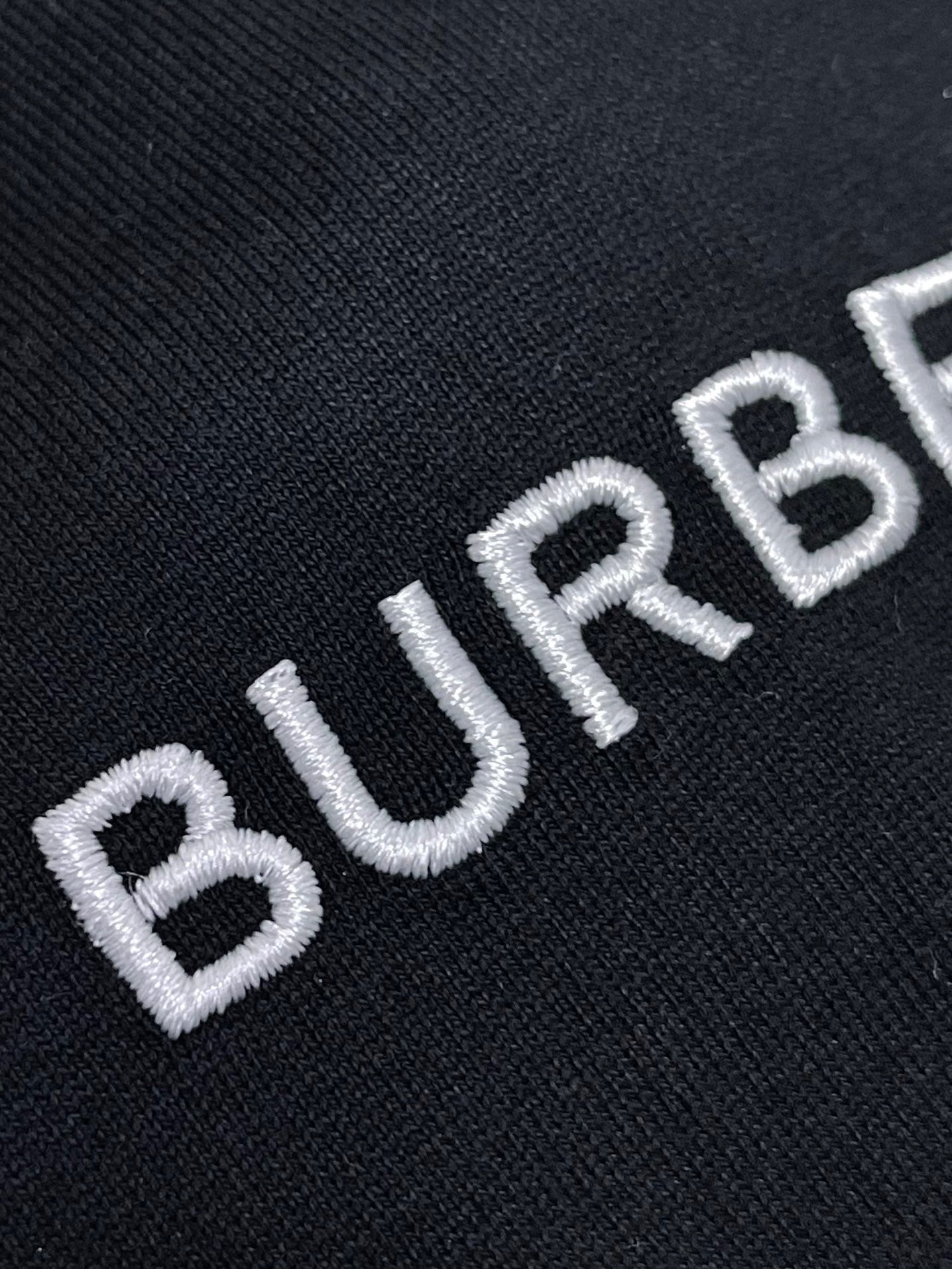 Schwarzes, weißes und blaues T-Shirt