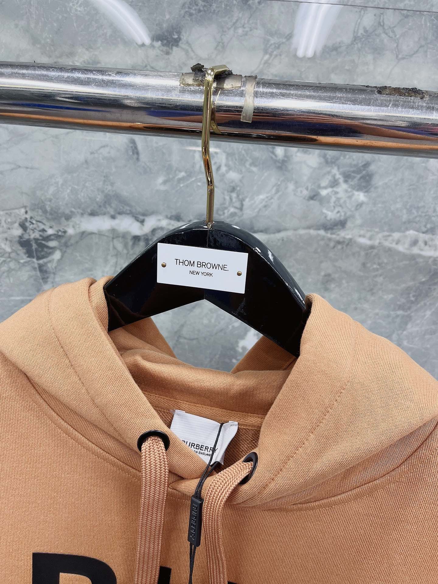 هودي أسود وبرتقالي فاتح وأبيض