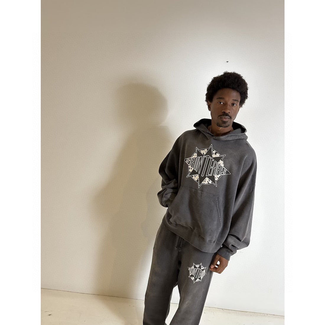 Schwarzer Hoodie