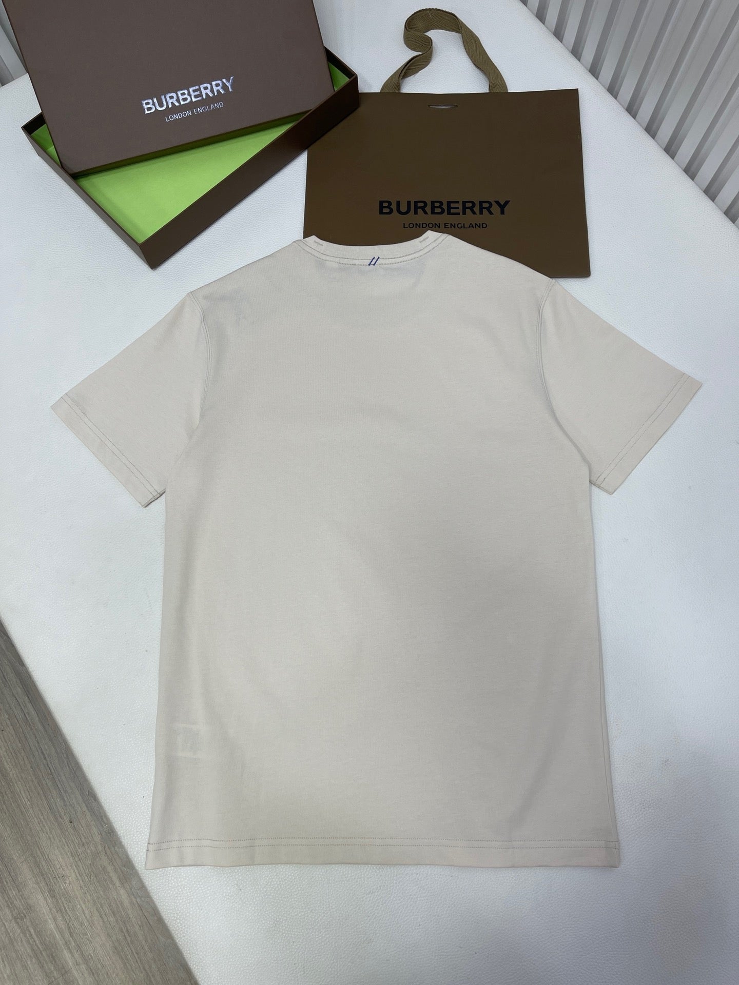 Weißes, grünes und schwarzes T-Shirt
