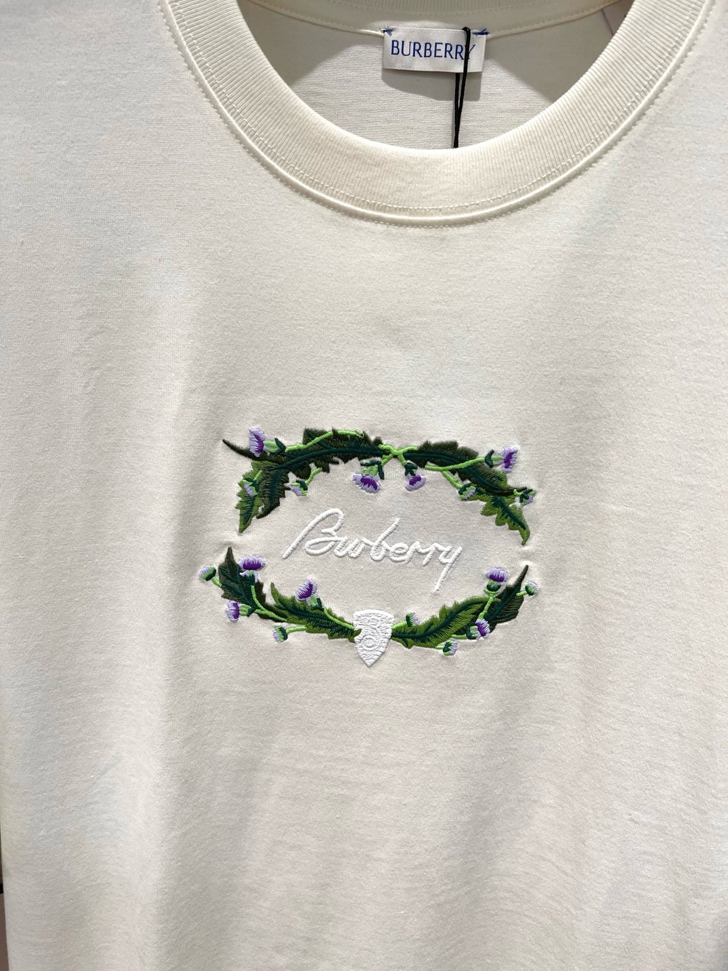 تي شيرت أبيض وأسود