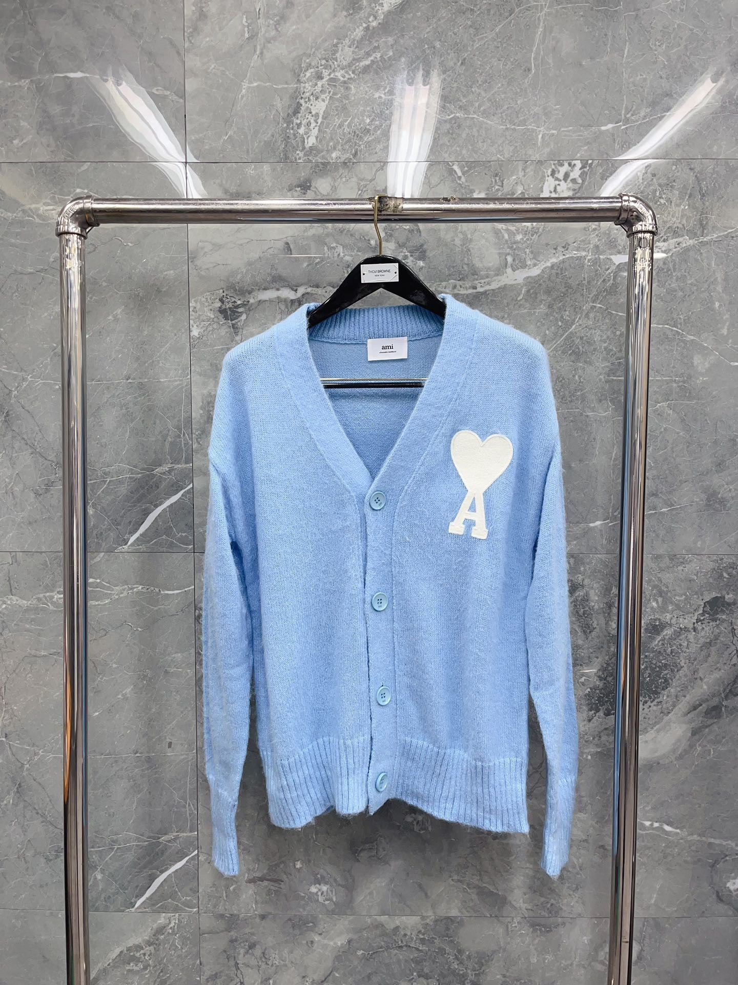 سترة باللون الوردي والأزرق الفاتح