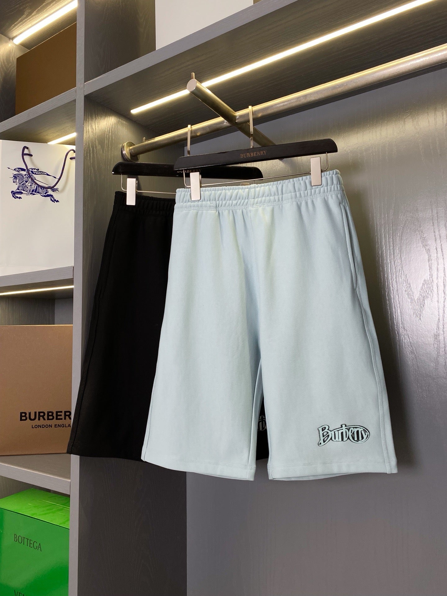 Schwarze und hellblaue Shorts