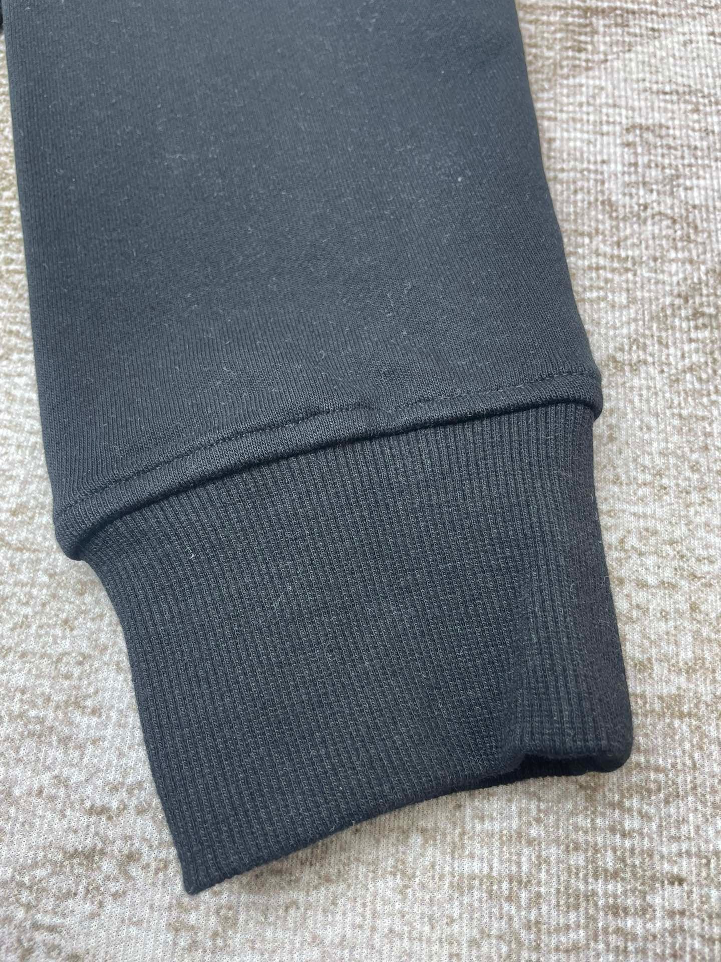 سويت شيرت أبيض وأسود