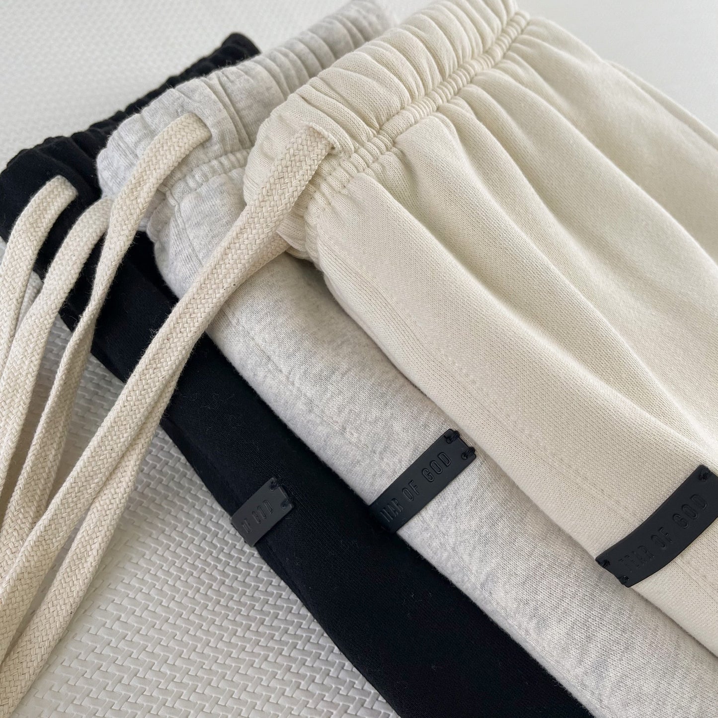 Schwarze und weiße Hose
