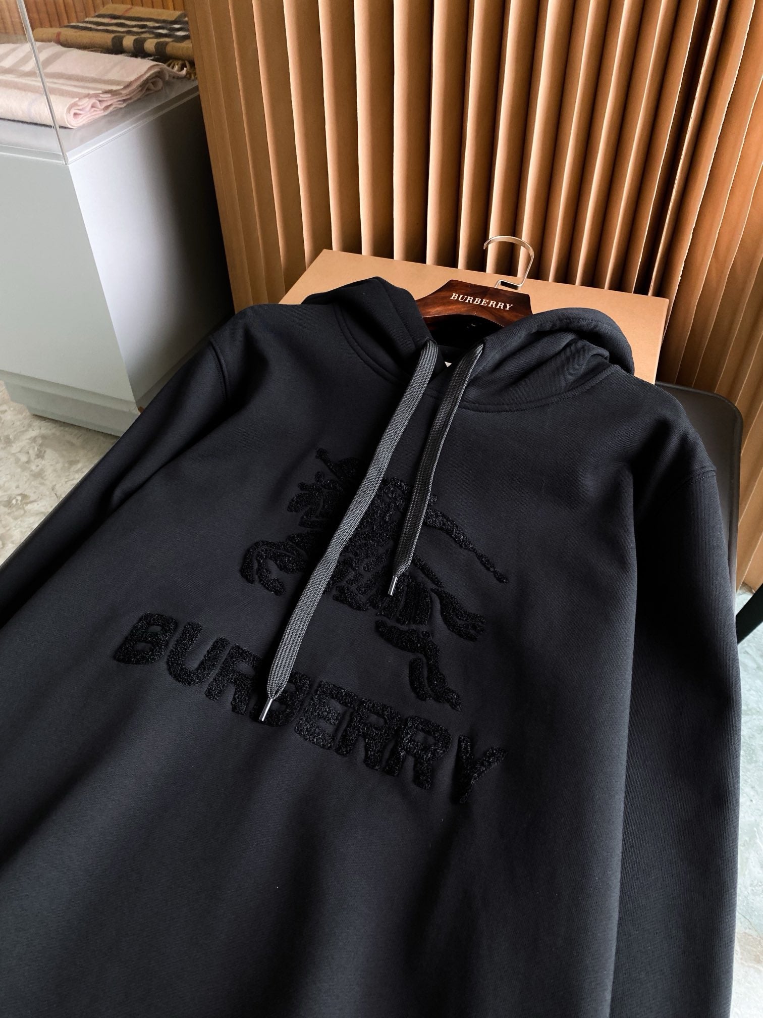 Schwarzer Hoodie