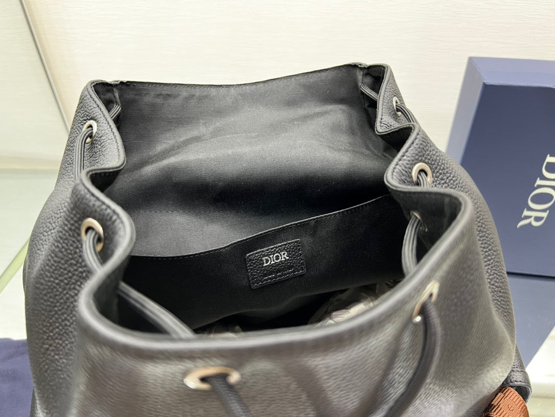 Aprikosen- und schwarze Tasche