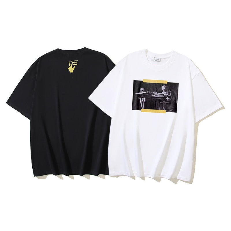 Weißes und schwarzes T-Shirt