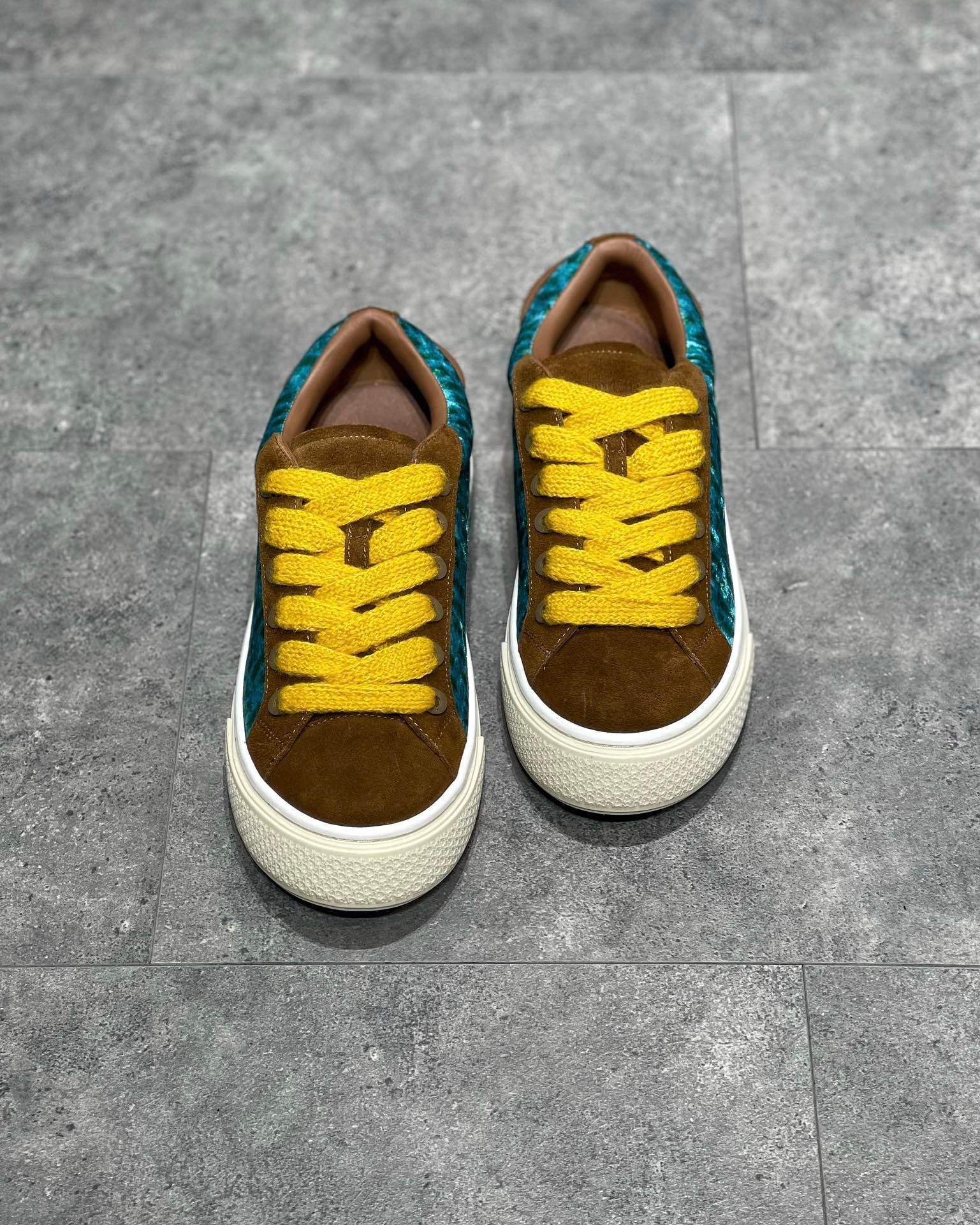 Mehrfarbige Schuhe