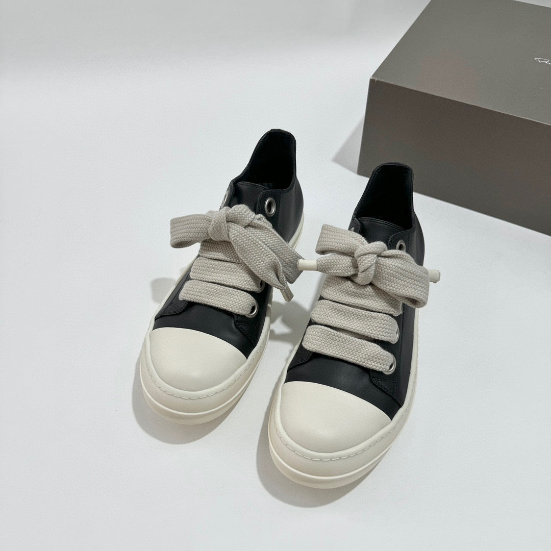 أحذية سوداء وبيضاء