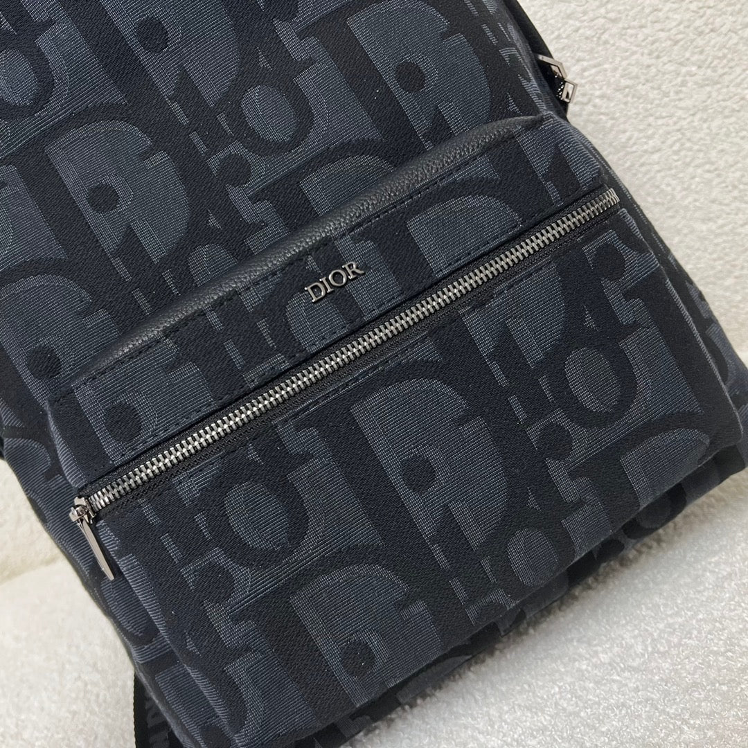 Bolso oblicuo negro y clásico