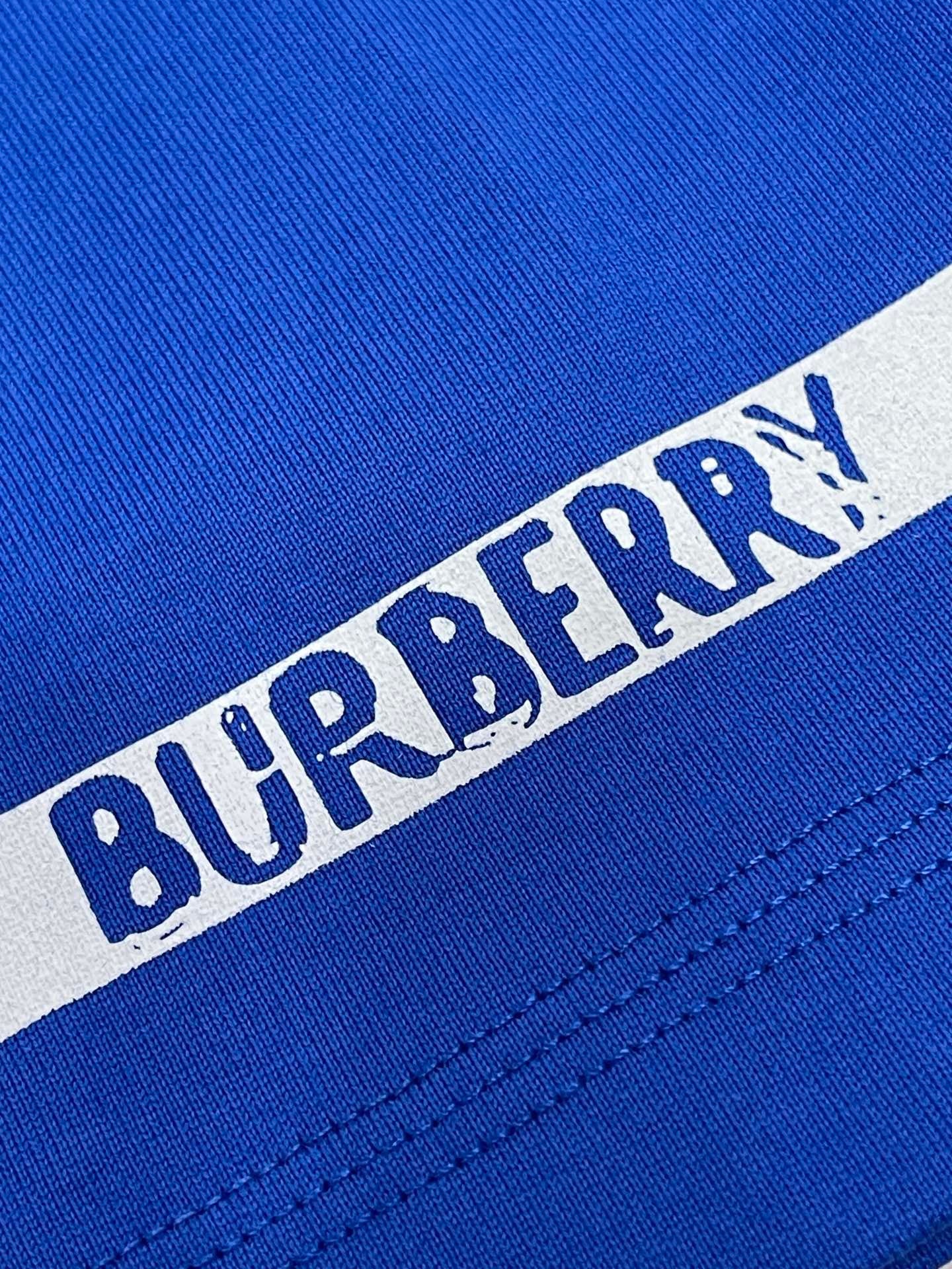 Weißes und himmelblaues T-Shirt