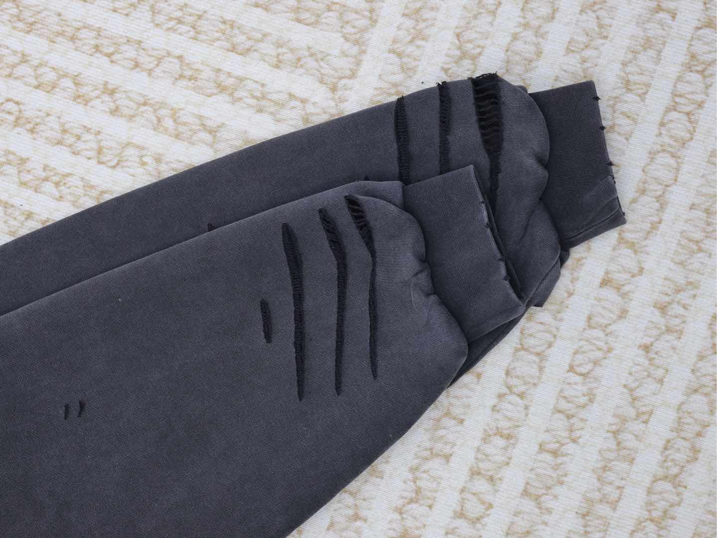 Blauer und schwarzer Kapuzenpullover