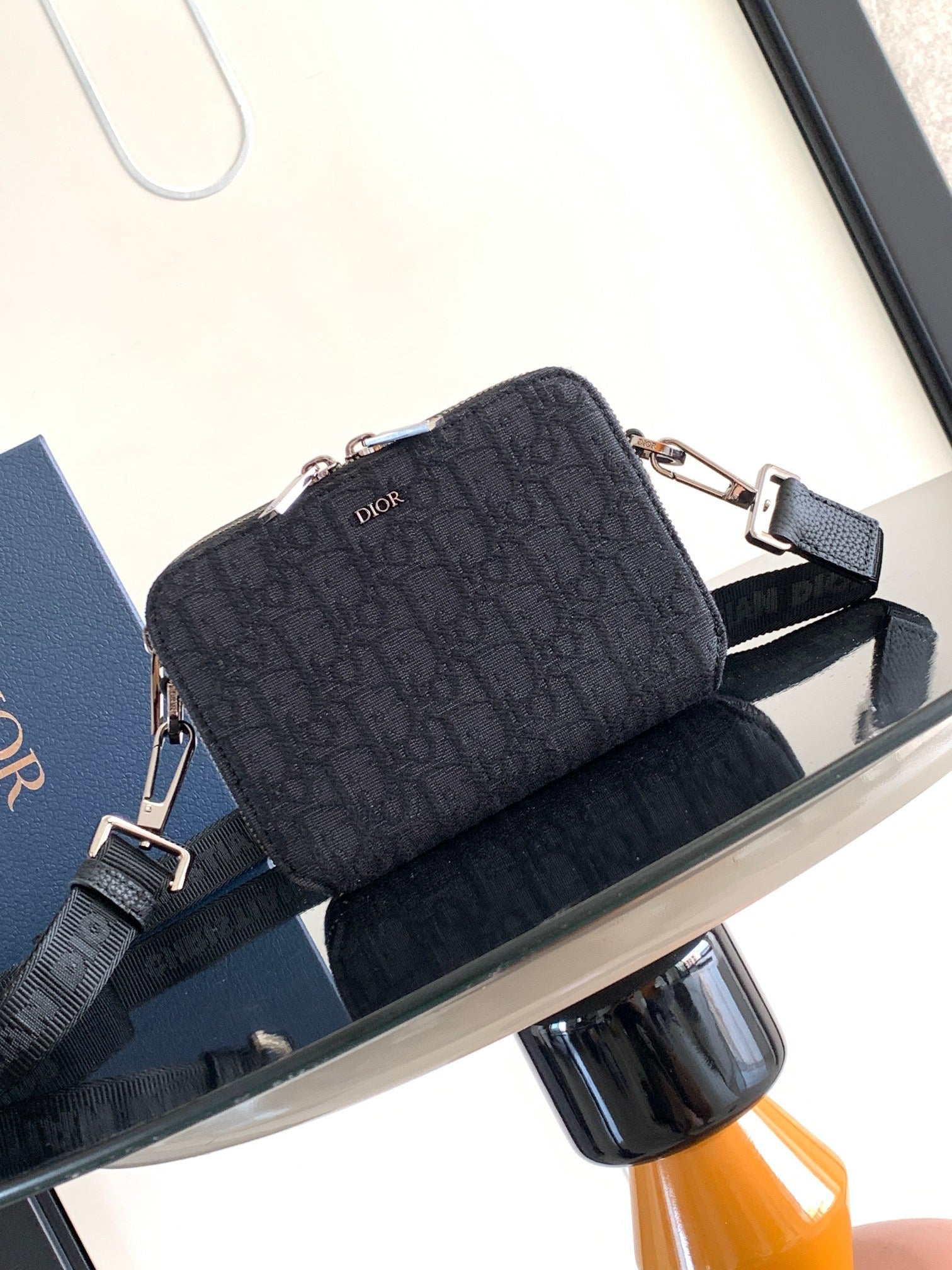 Aprikosen- und schwarze Tasche