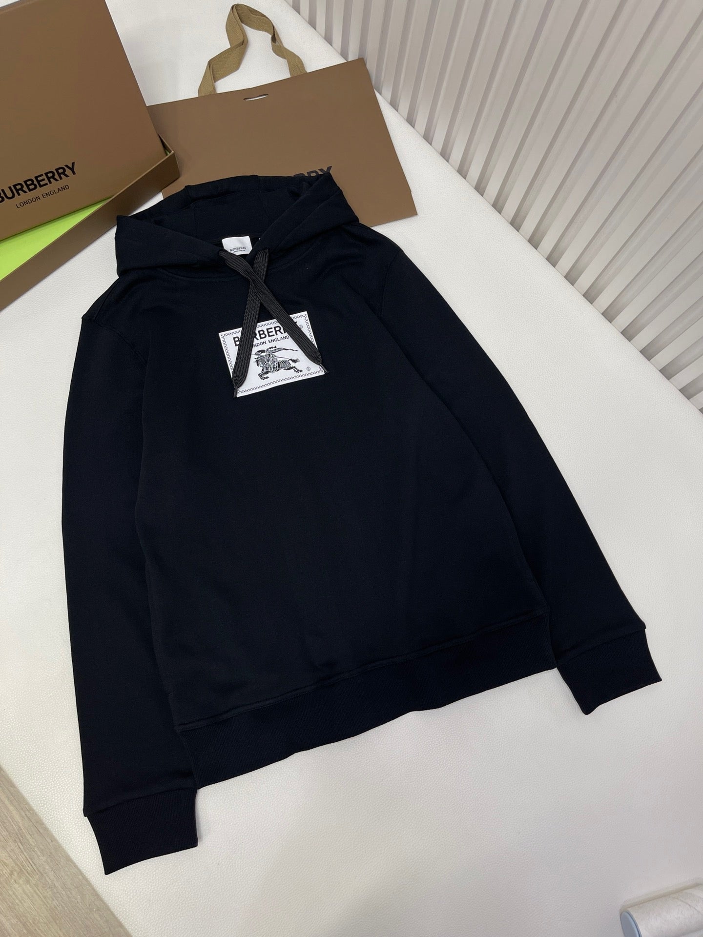 Schwarz-weißer Kapuzenpullover