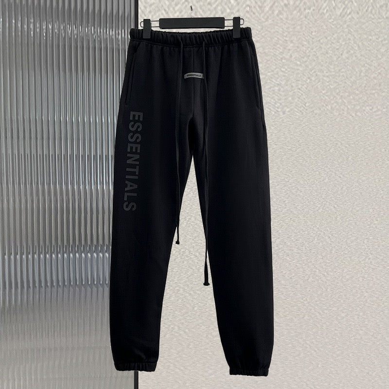 Schwarze, weiße und graue Hose