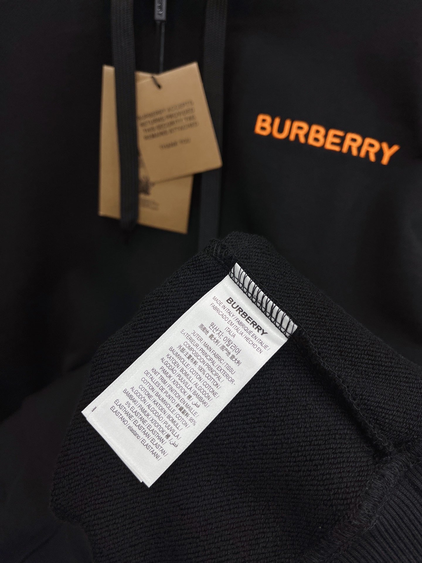 Schwarzer, dunkelblauer und orangefarbener Hoodie