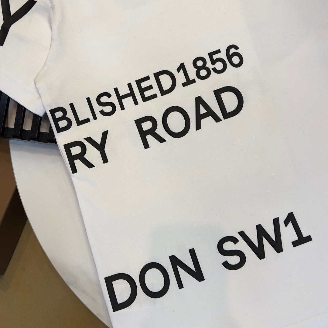 تي شيرت أبيض وأسود