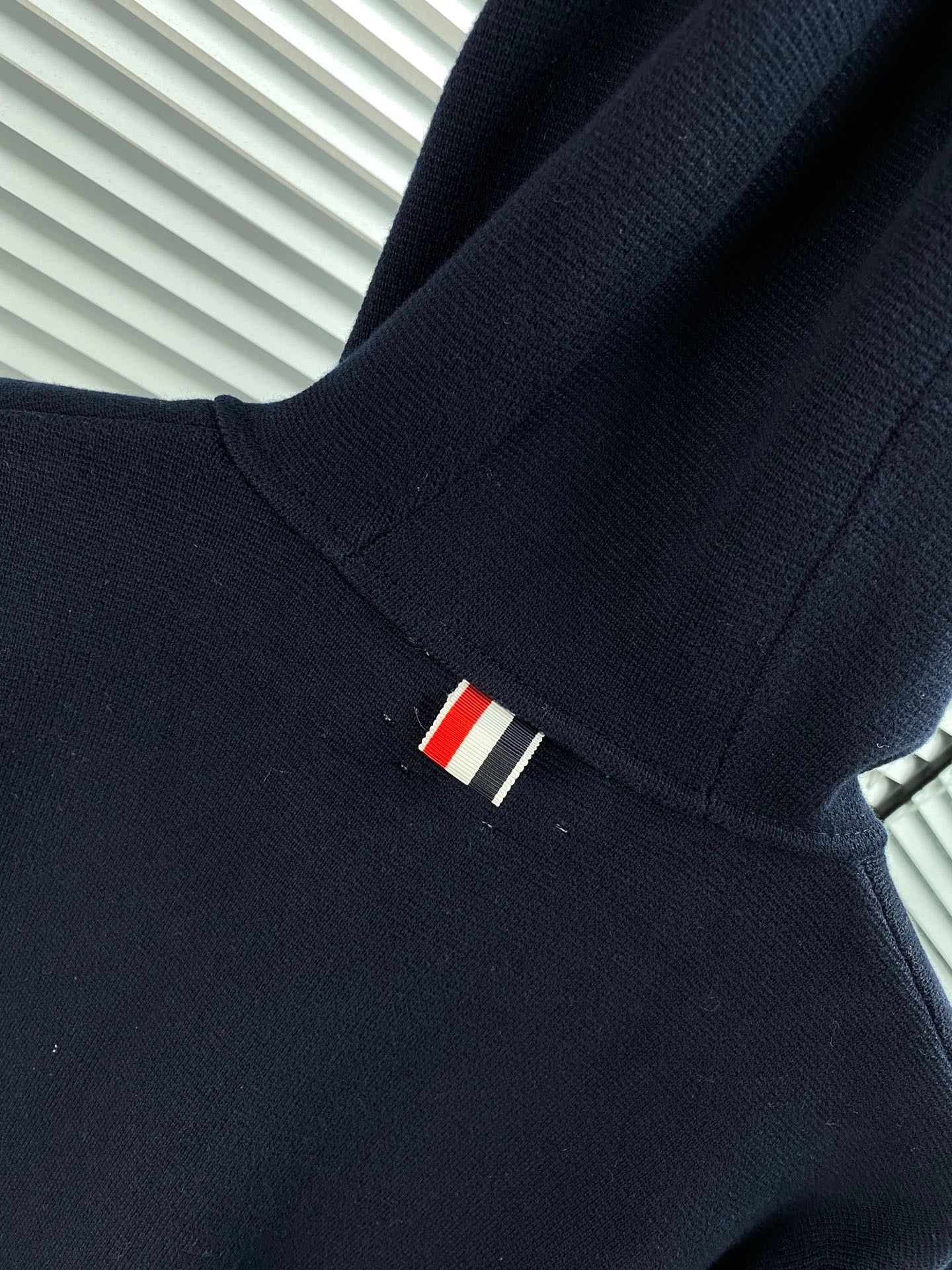 سترة متعددة الألوان