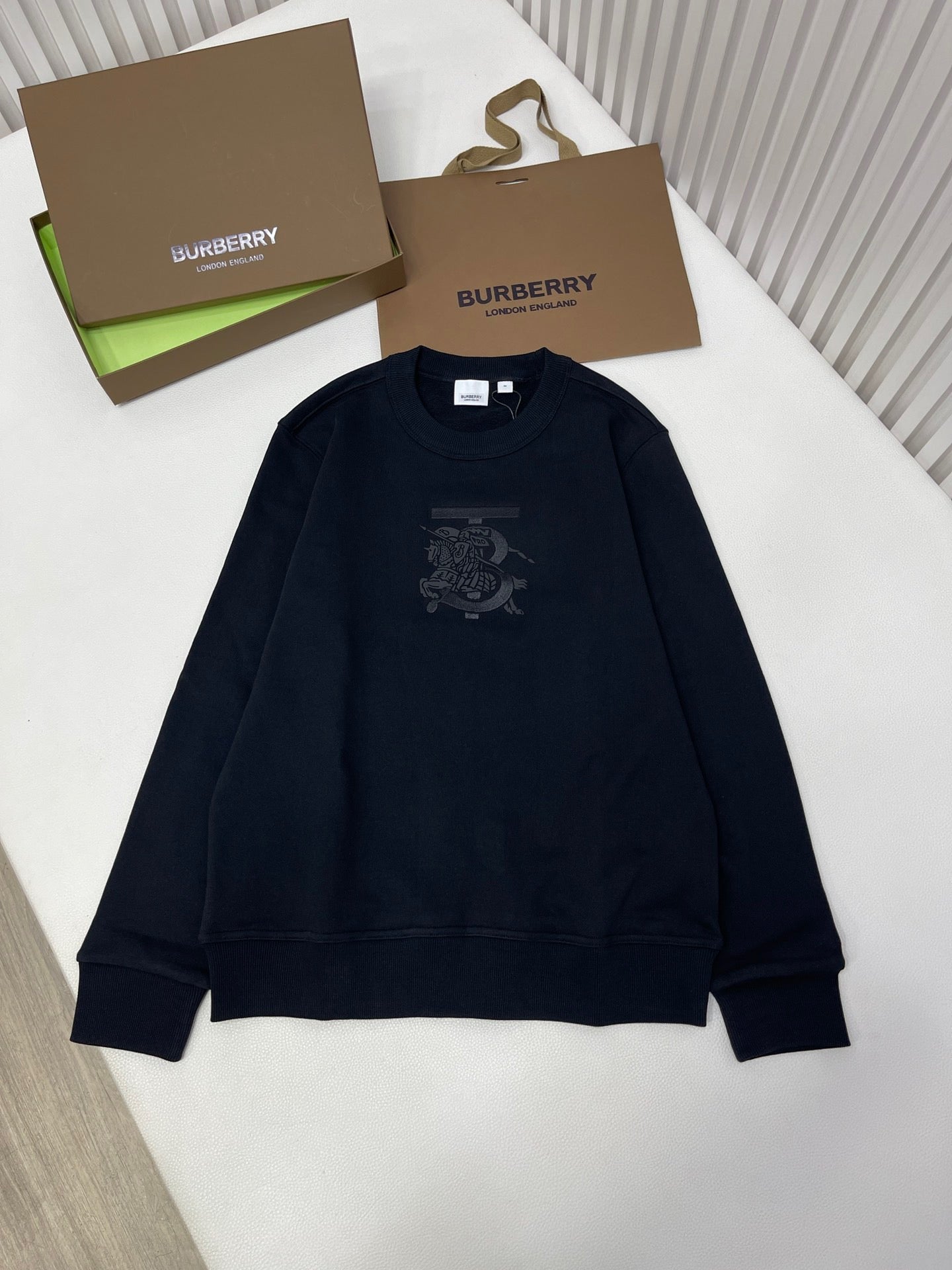 Schwarzer und braungrauer Jersey