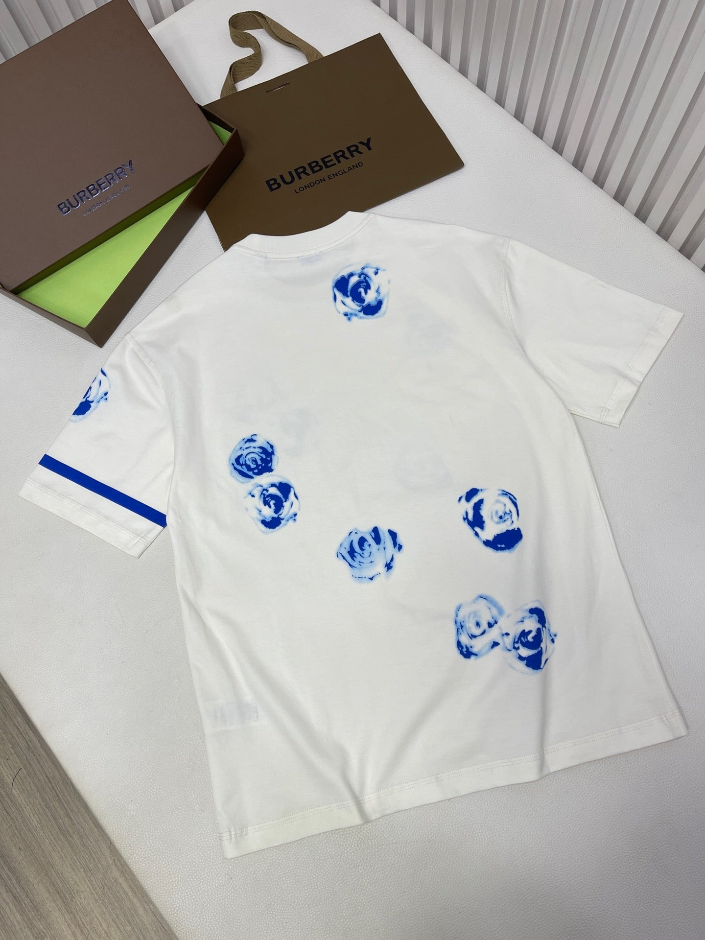 Weißes und himmelblaues T-Shirt