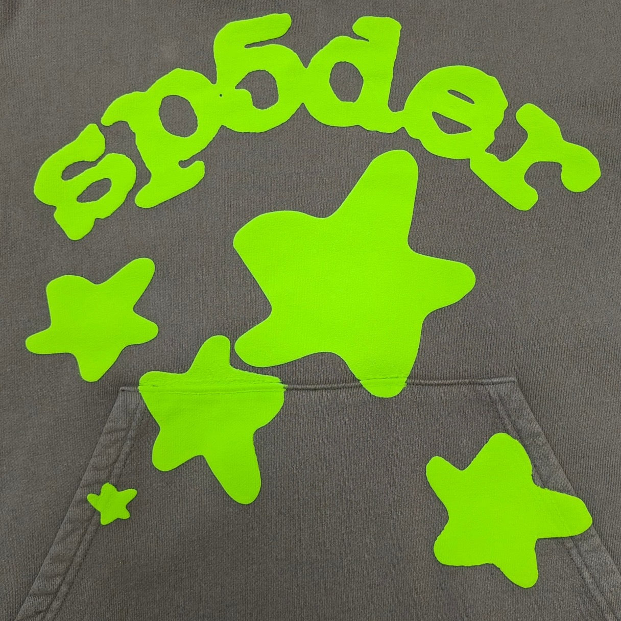 Dunkelgrauer Hoodie