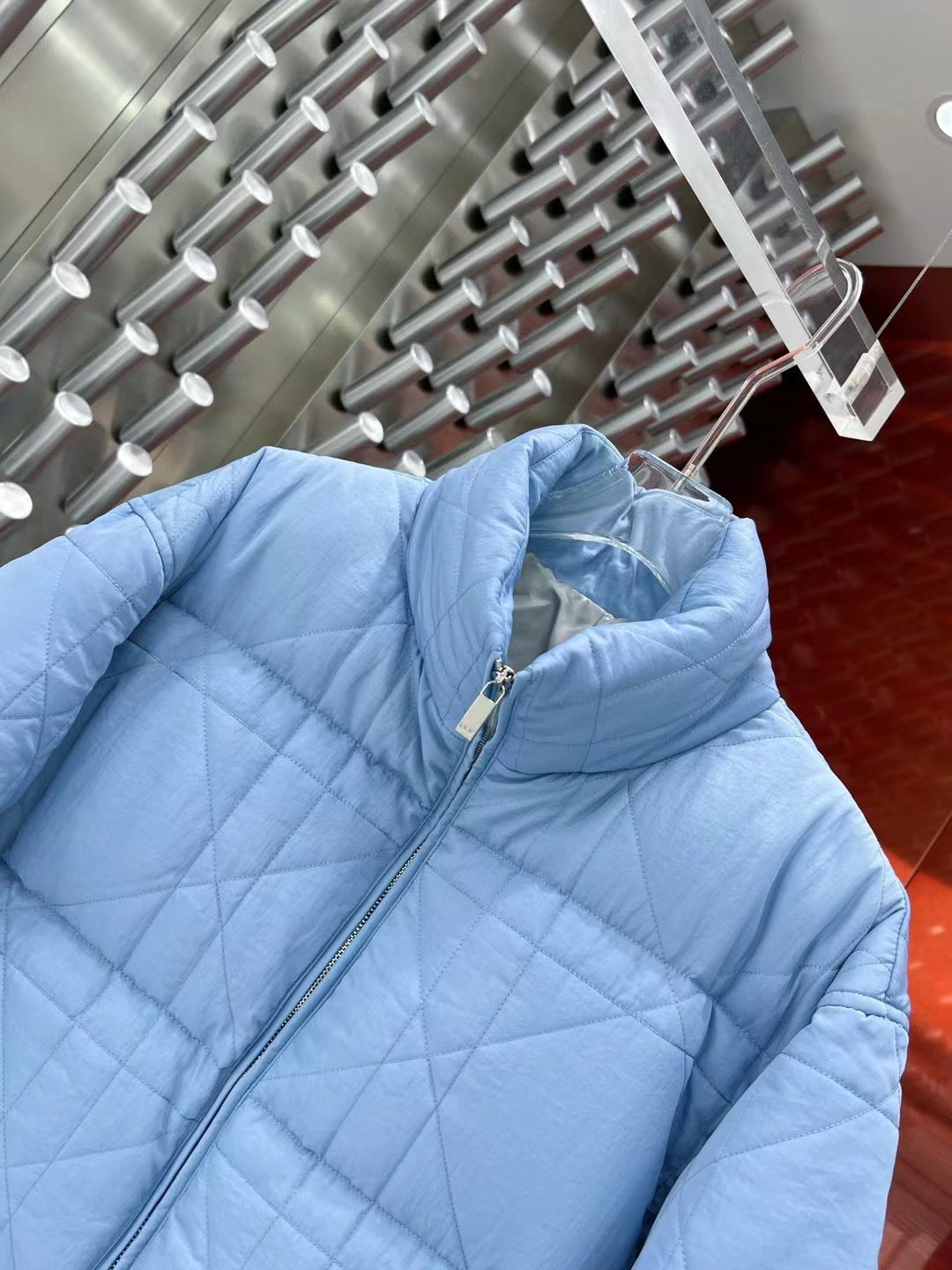 Schwarze und hellblaue Jacke