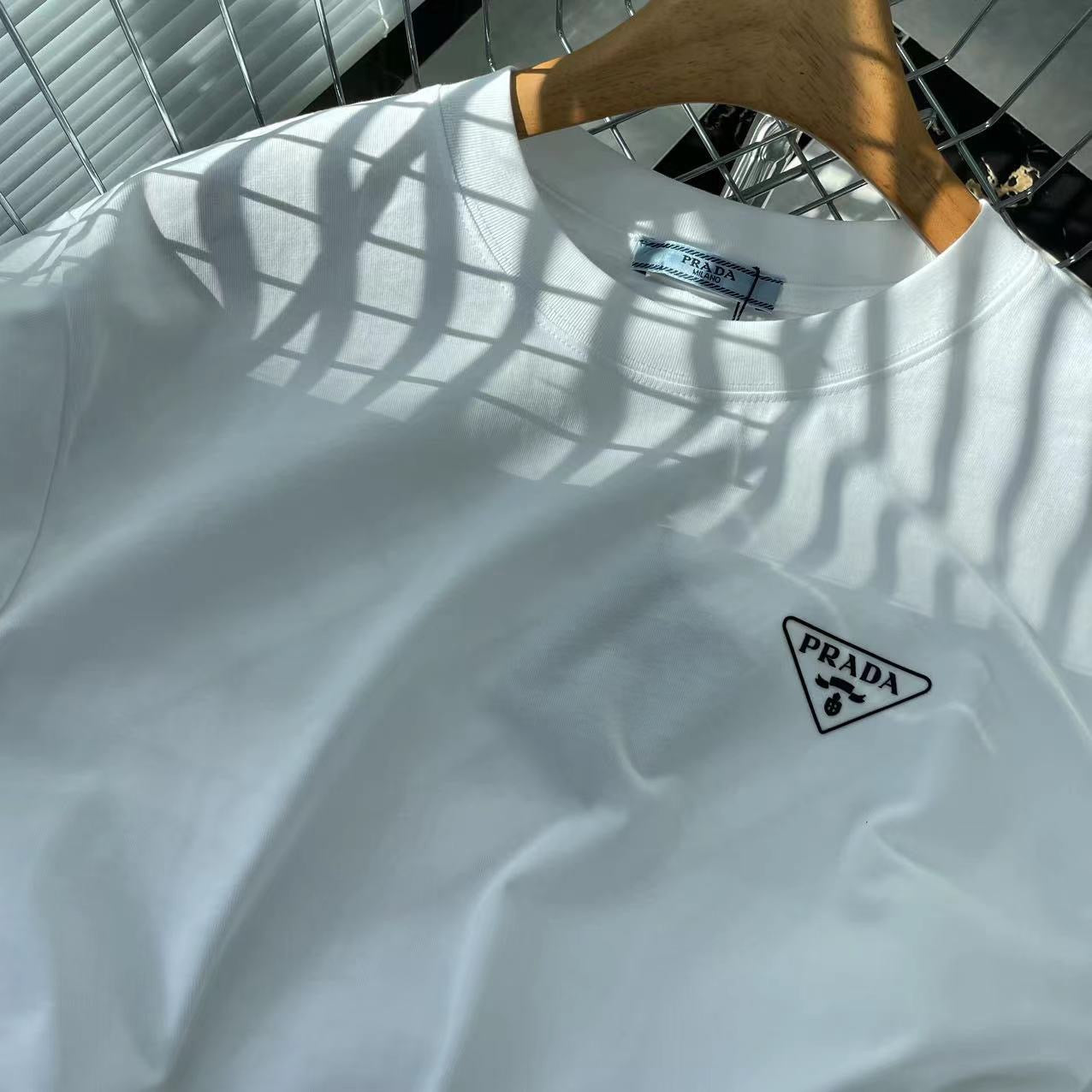 Schwarz-weißes T-Shirt