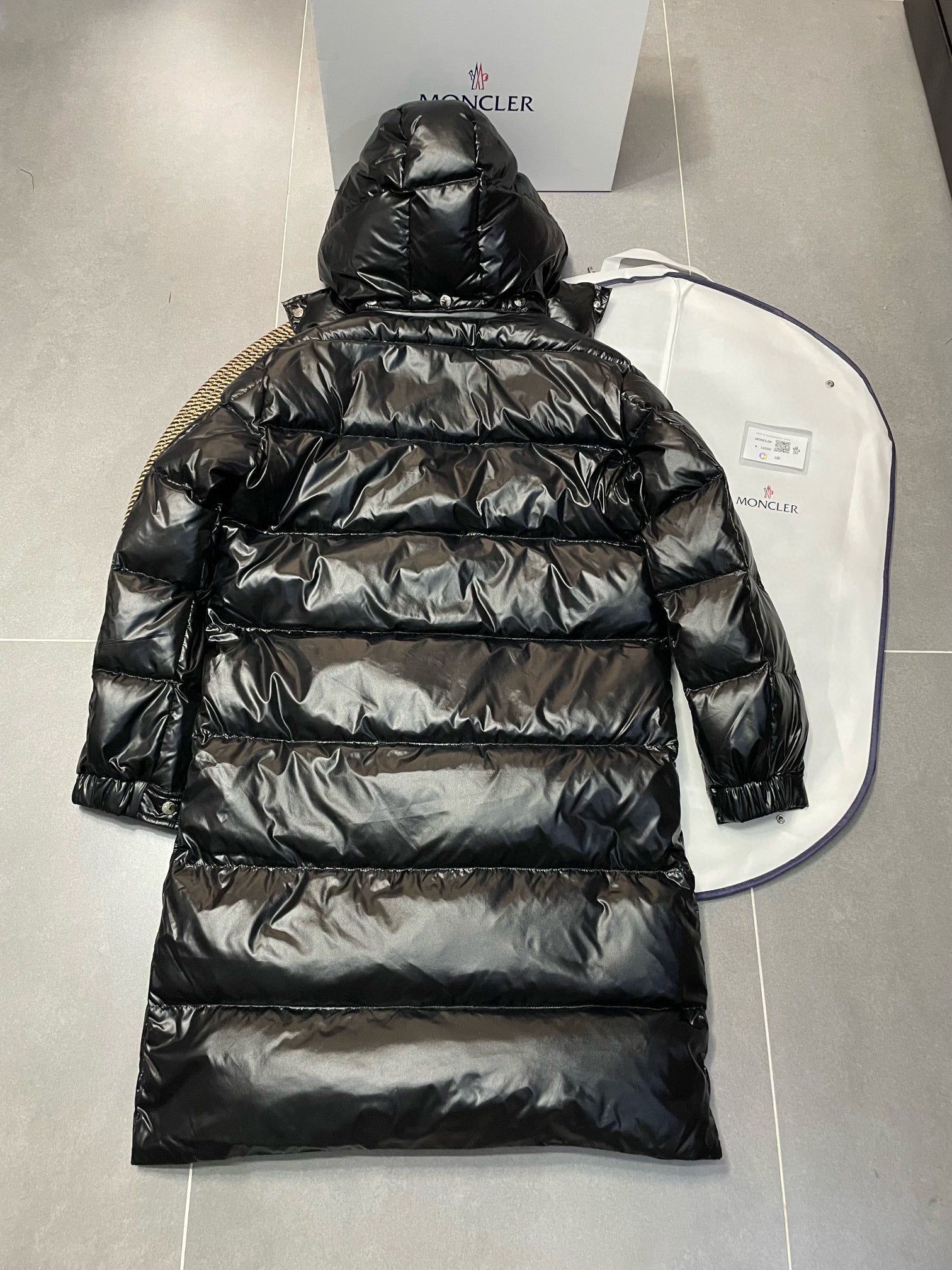 Schwarz-grüne Jacke