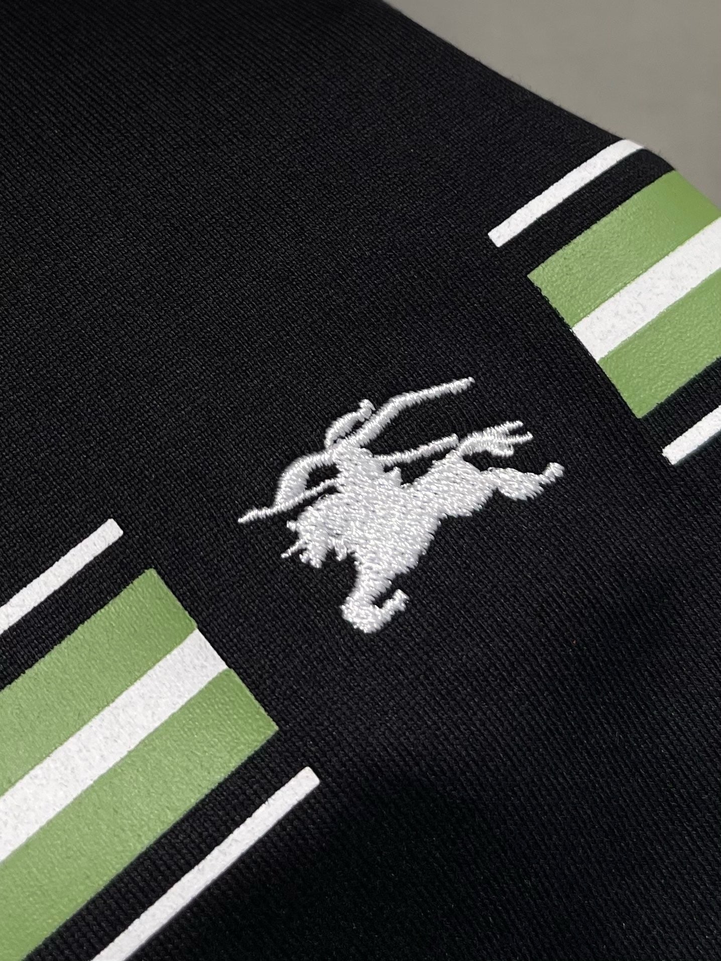 Schwarz-weißes T-Shirt