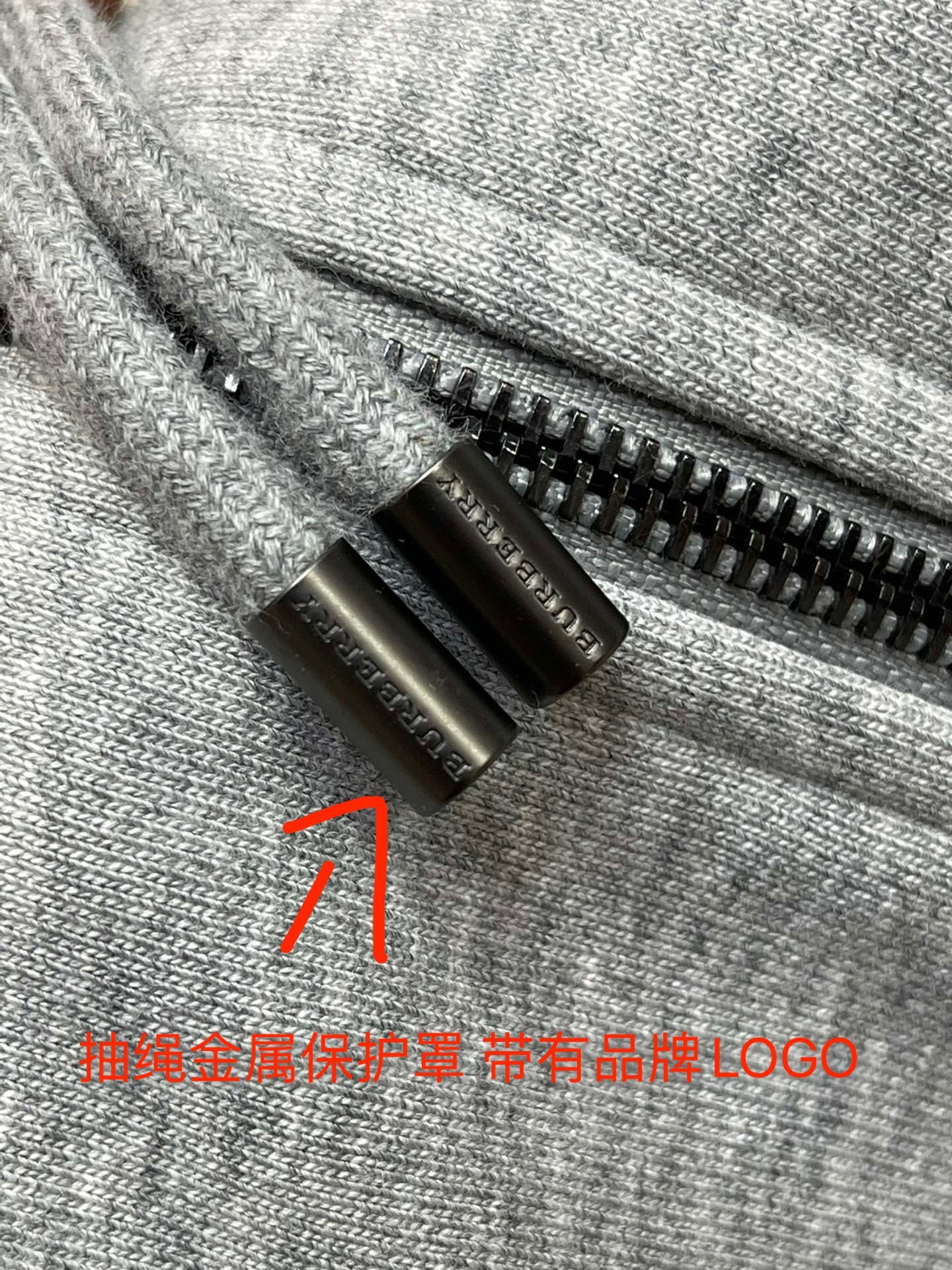 Schwarze und graue Jacke