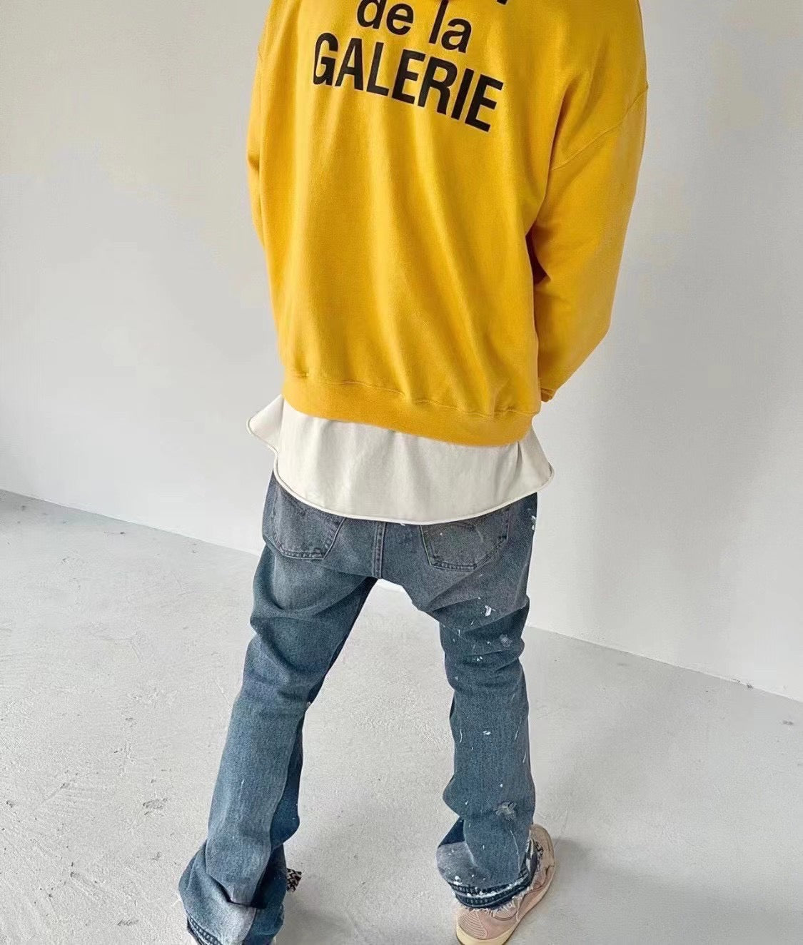 Gelbes Sweatshirt