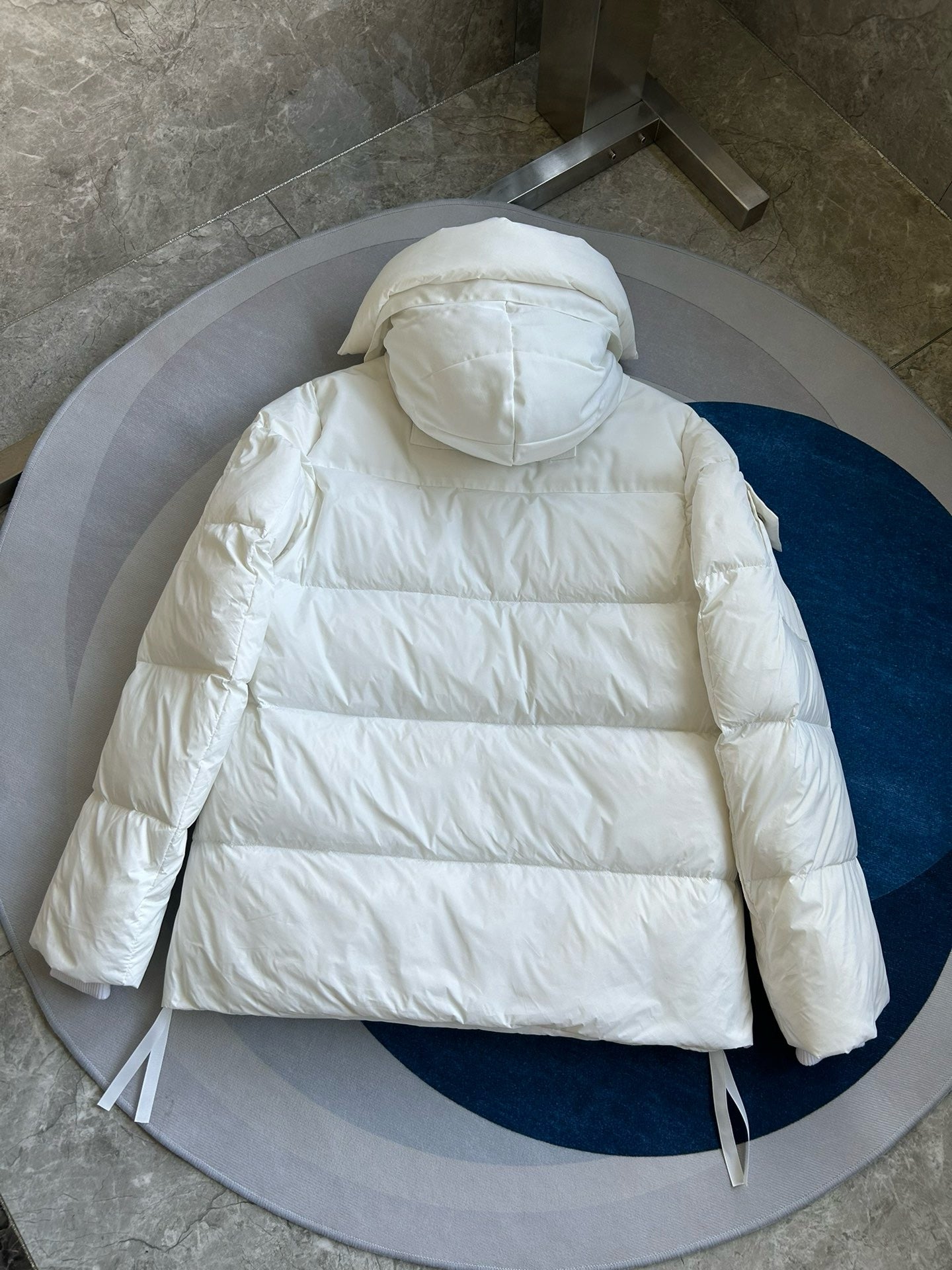 Weiße, graue und schwarze Jacke