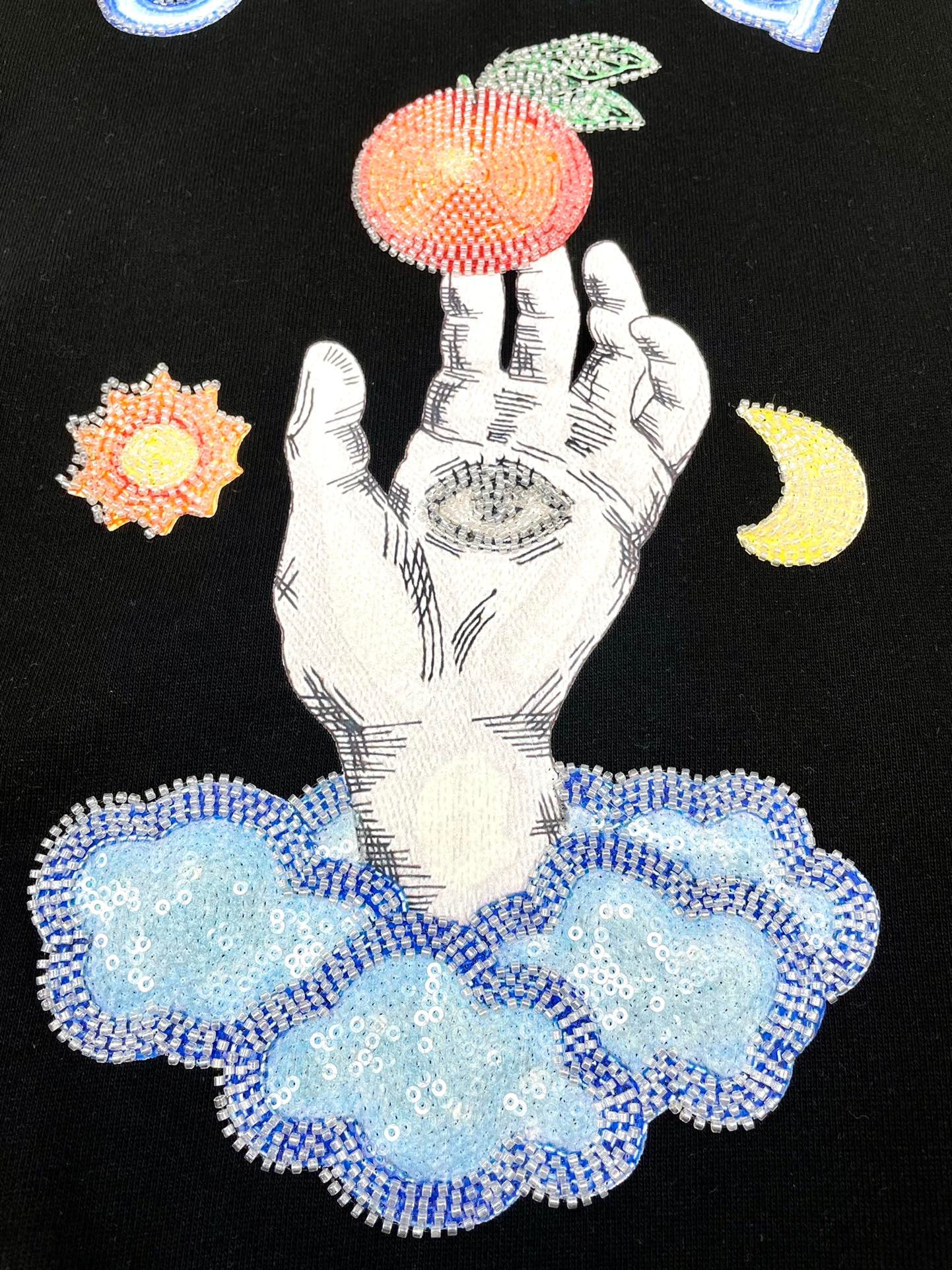 سويت شيرت أبيض وأسود