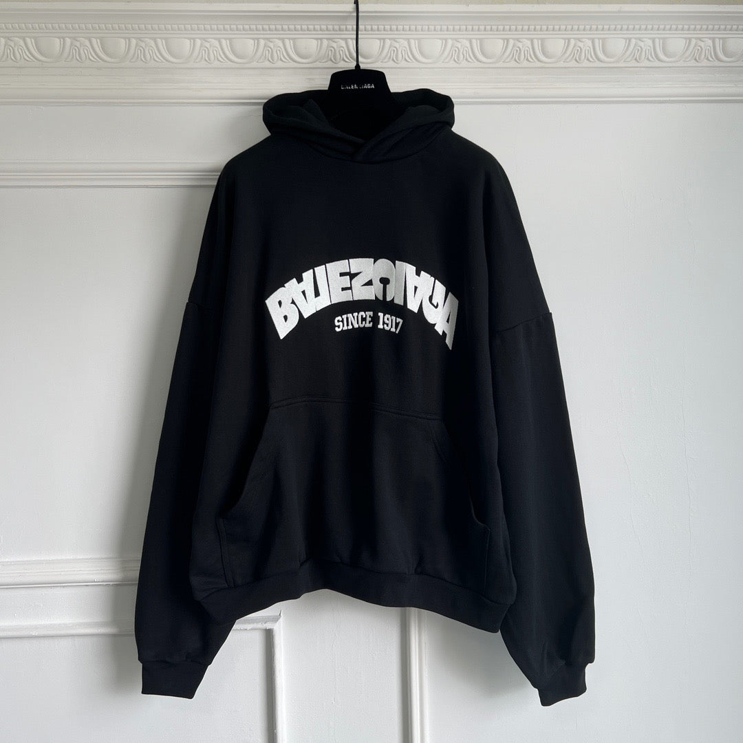 Schwarz-weißer Kapuzenpullover