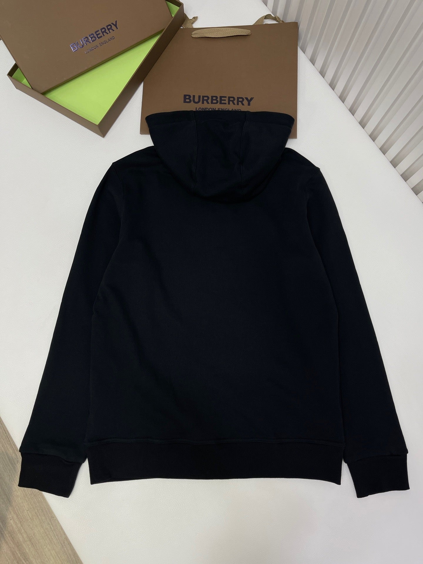 Schwarzer Hoodie