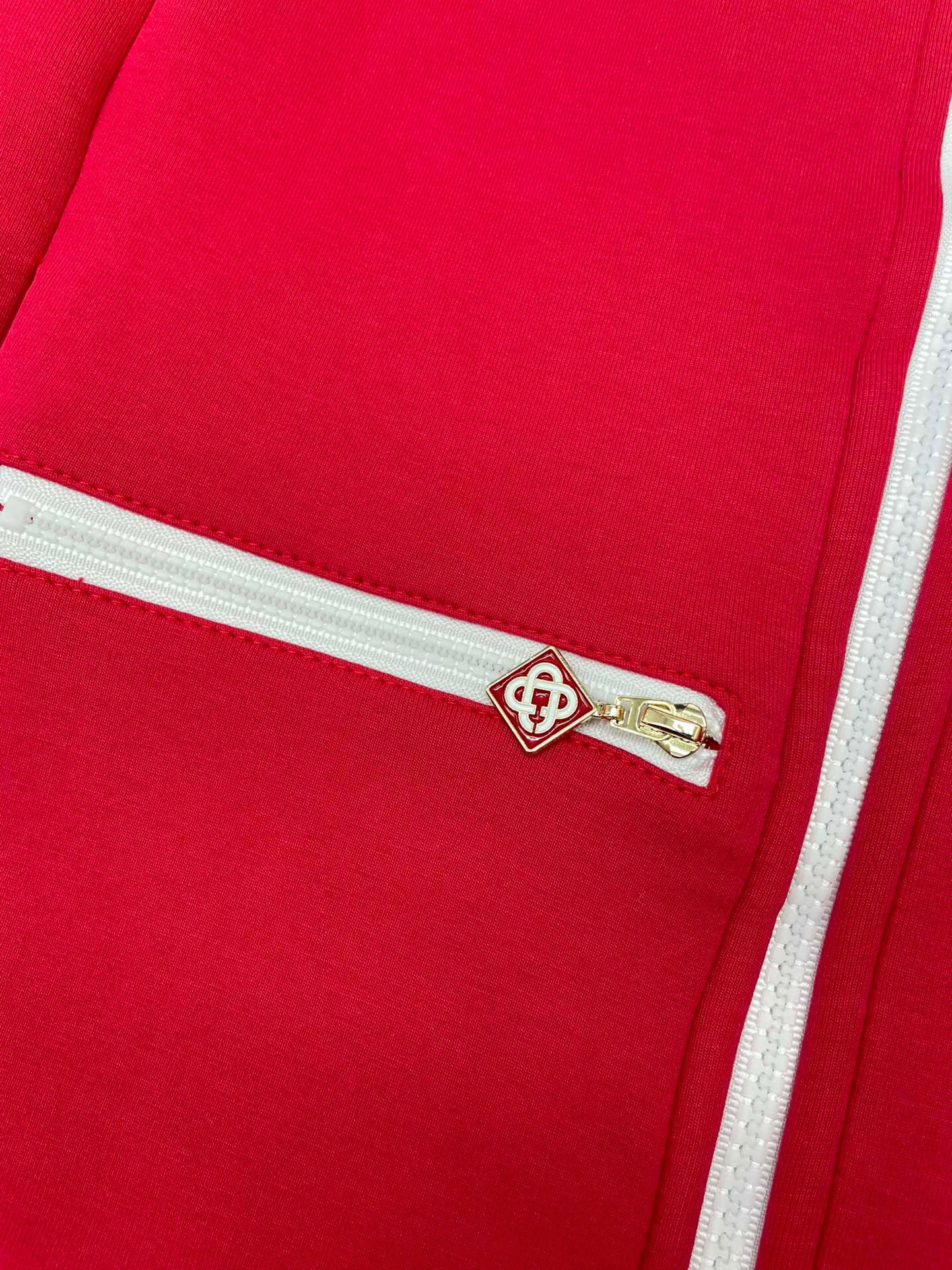 سترة حمراء وخضراء