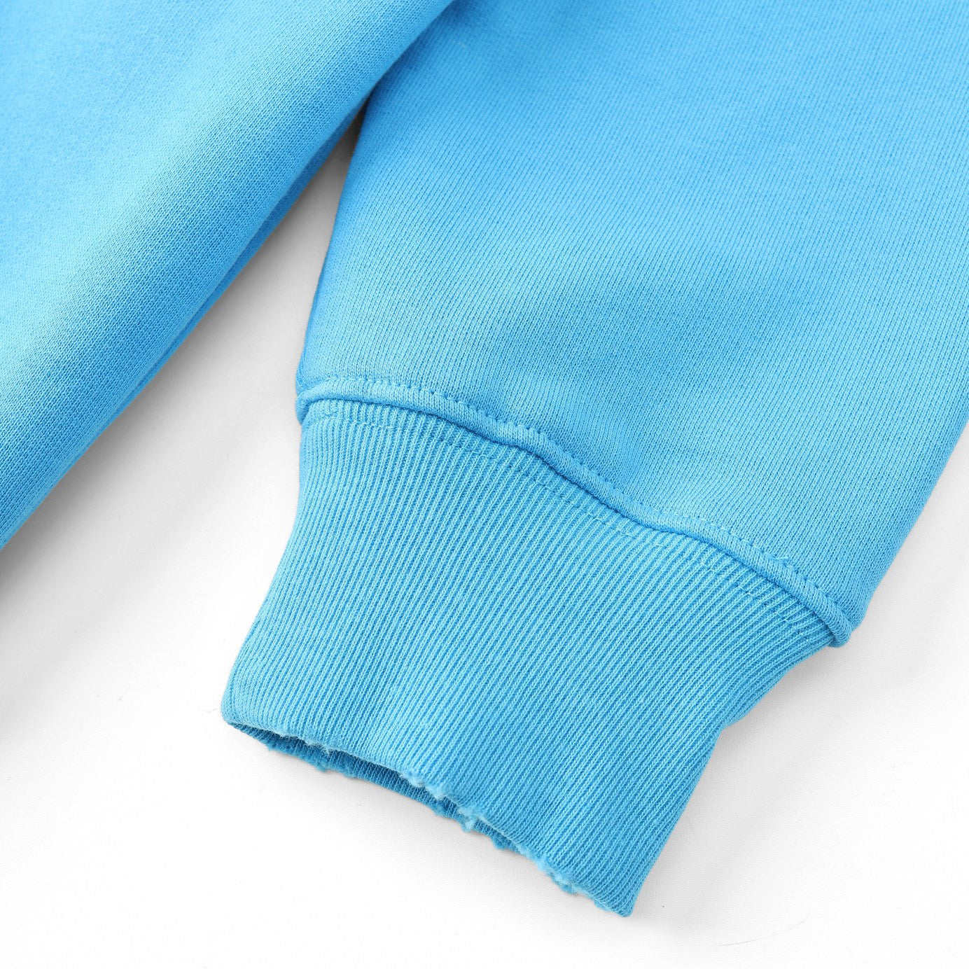 Himmelblauer und khakifarbener Hoodie