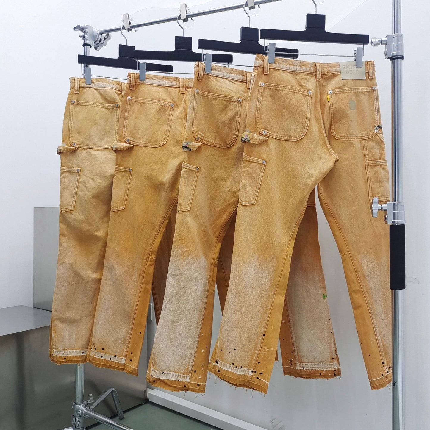 Gelbgraue Hose