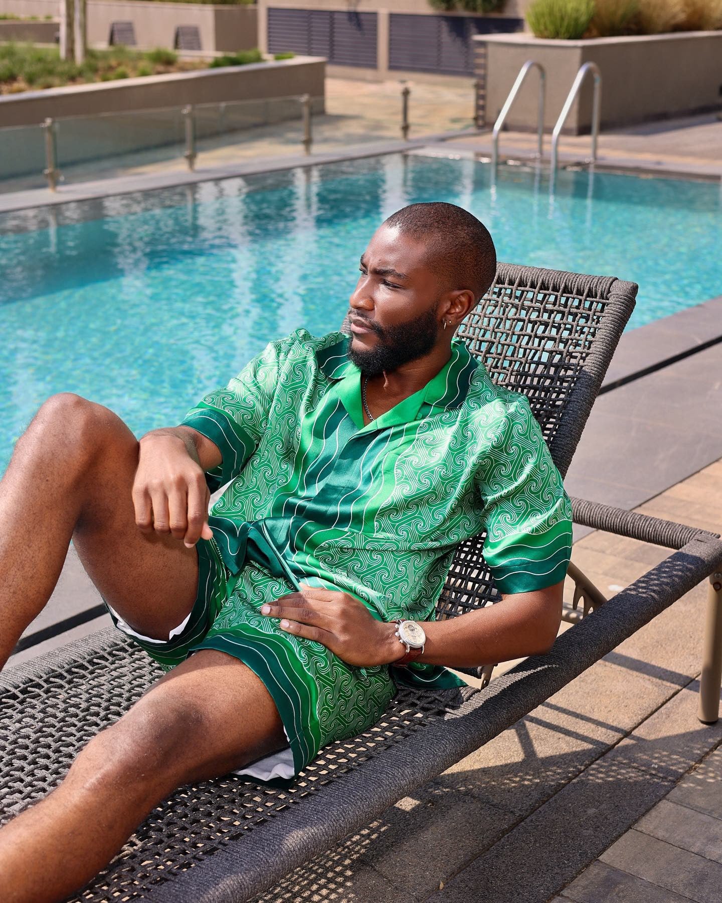 قميص متعدد الألوان