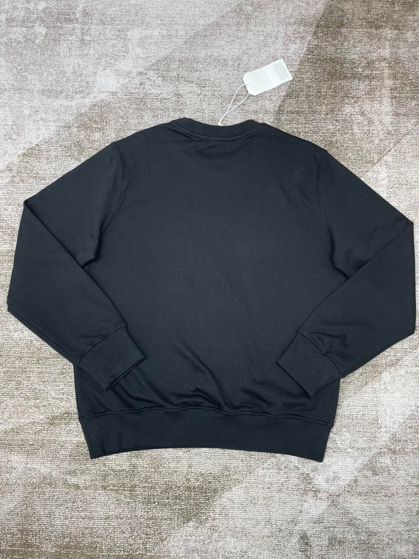 Schwarzes und himmelblaues Sweatshirt