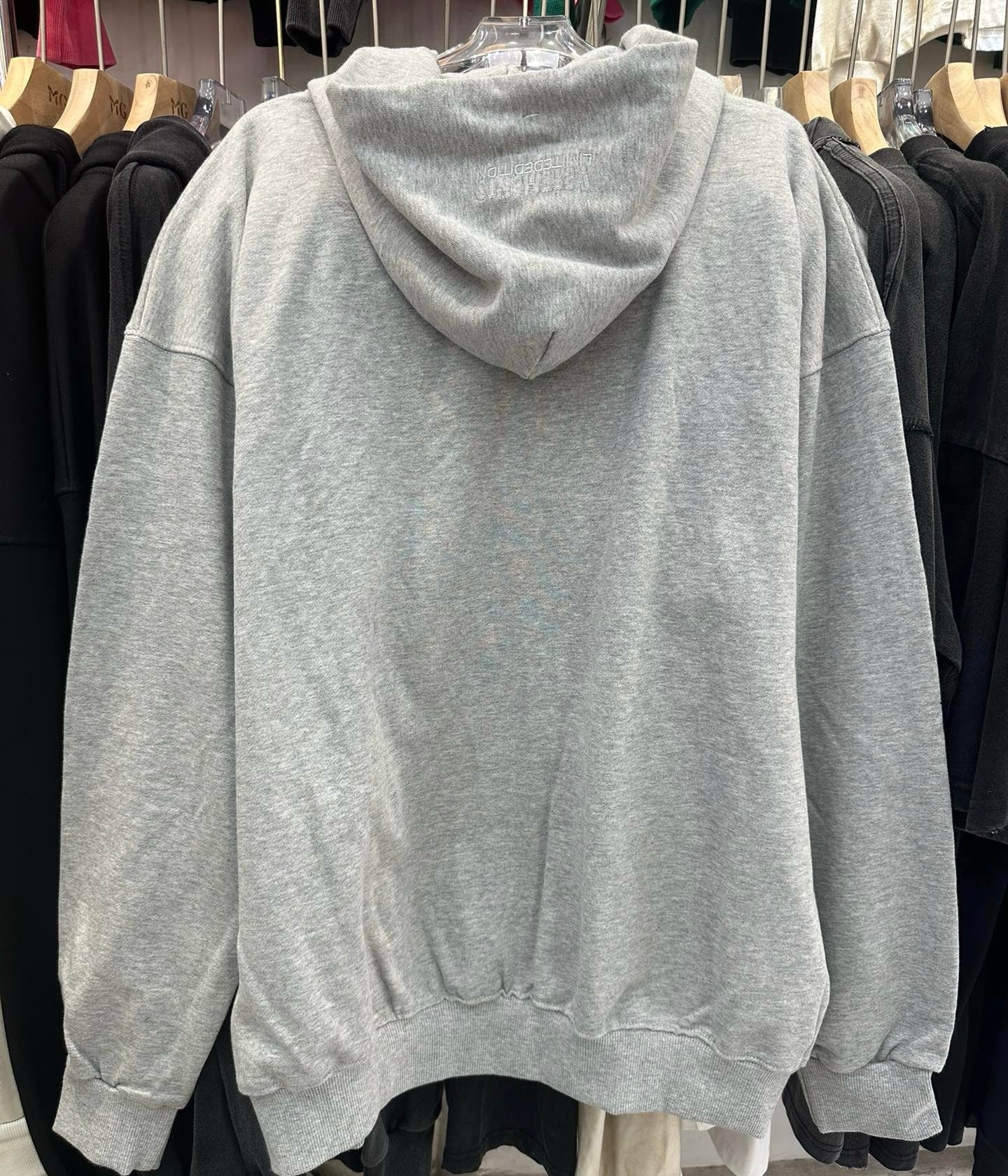 Schwarze und graue Jacke
