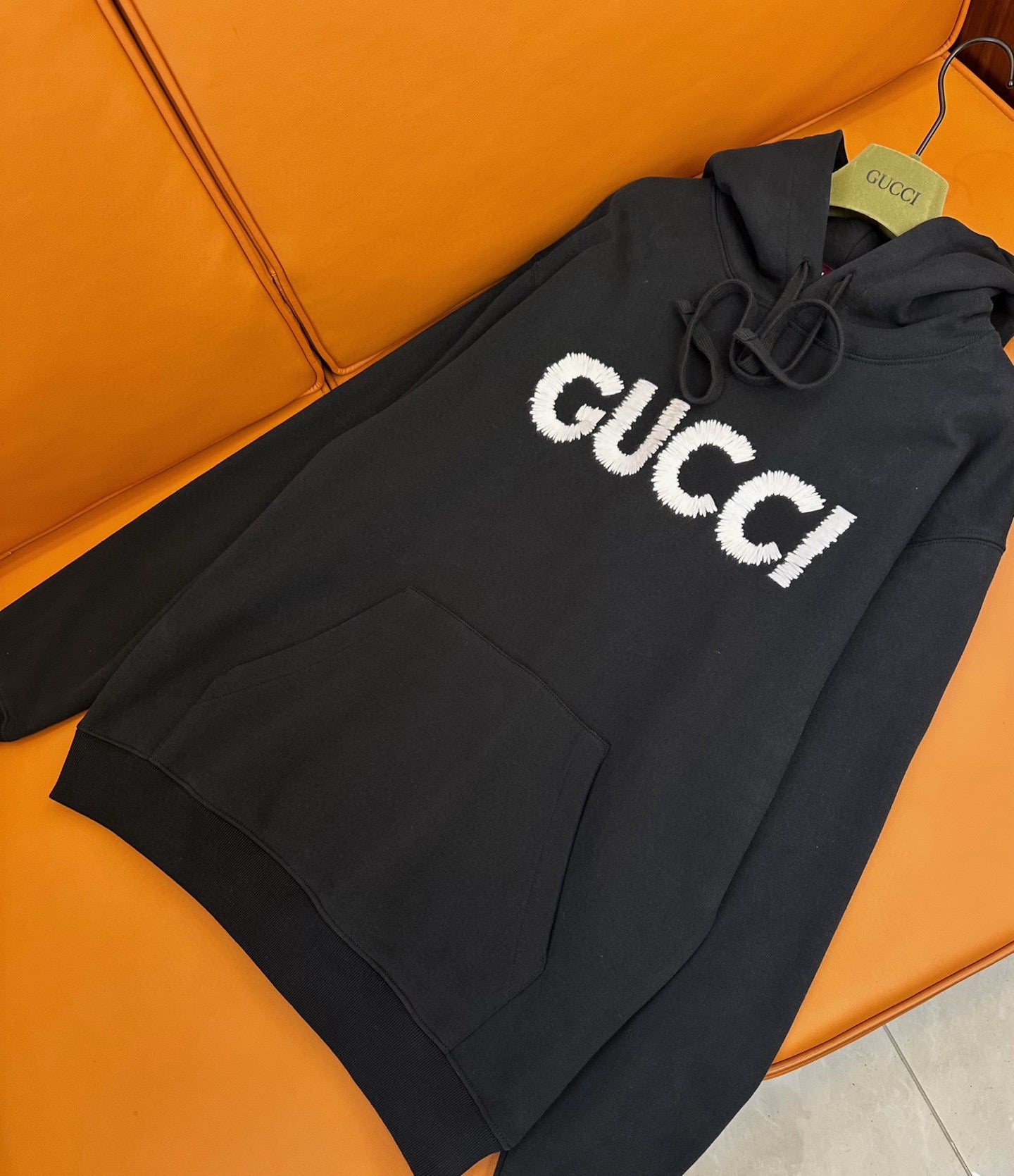 Schwarz-weißer Hoodie