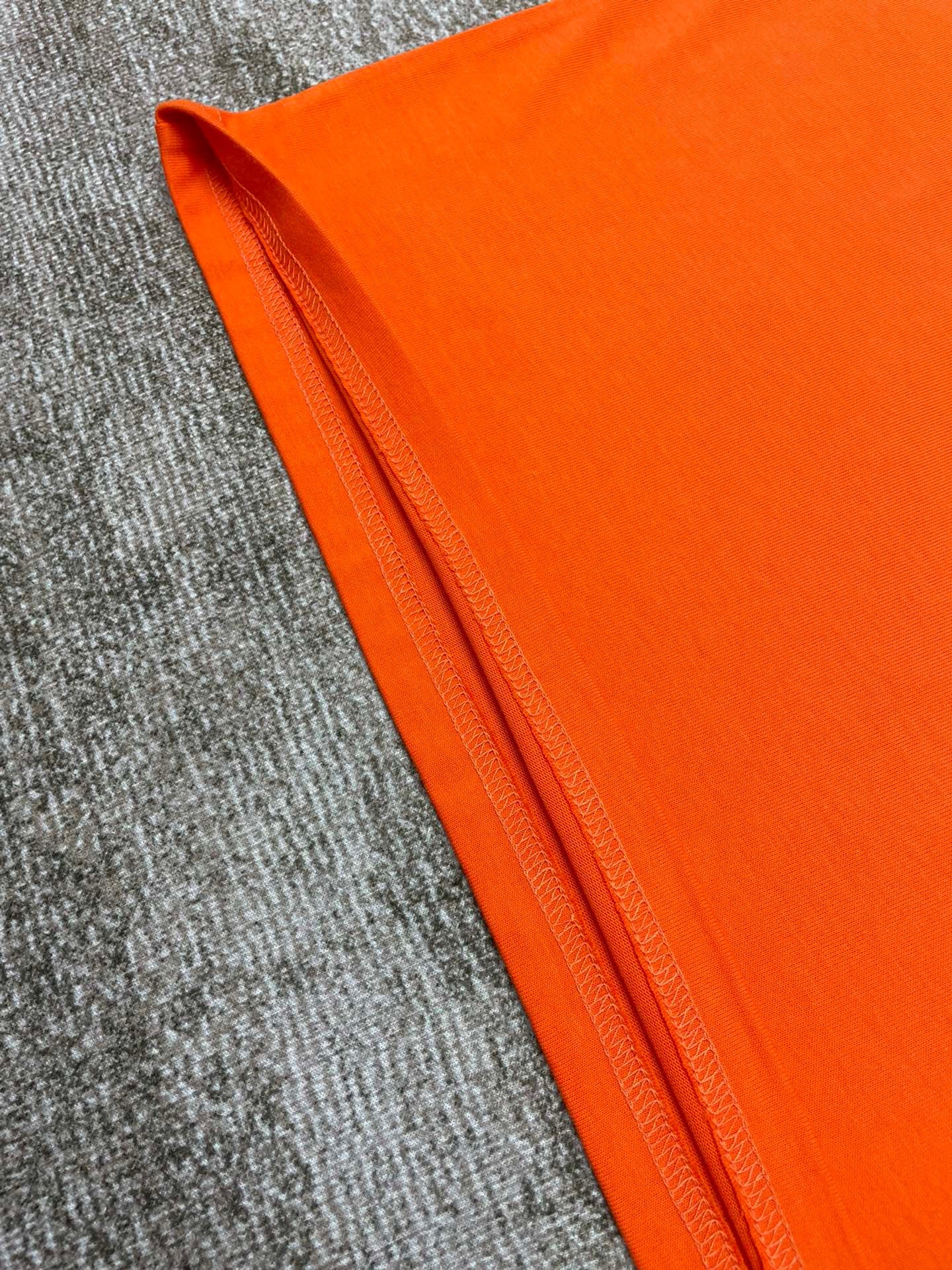 Orangefarbenes T-Shirt