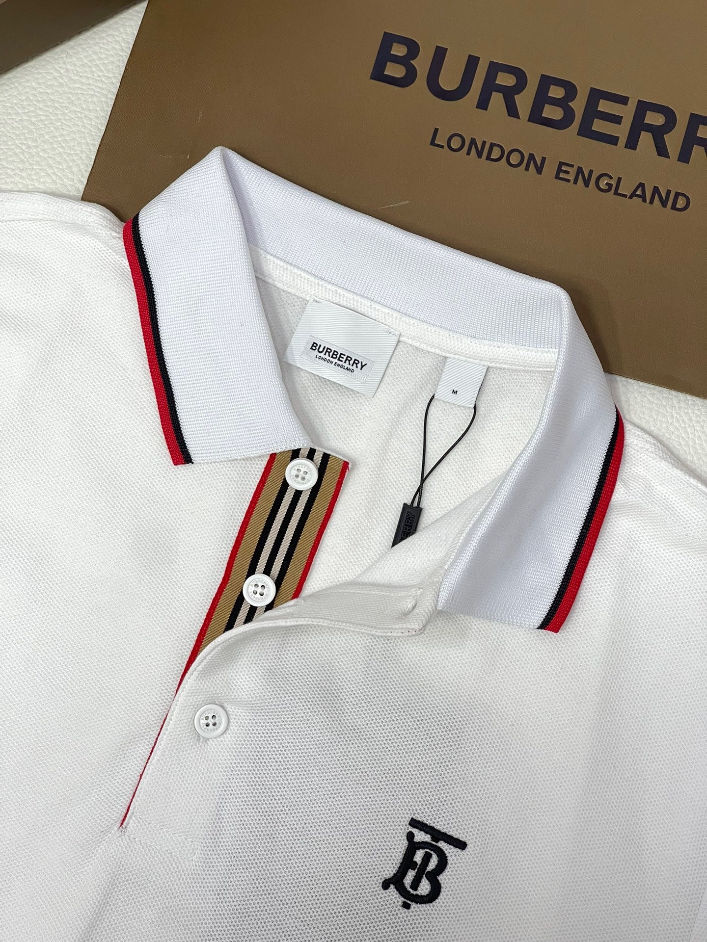 Poloshirt in Schwarz, Weiß, Marineblau und Hellblau